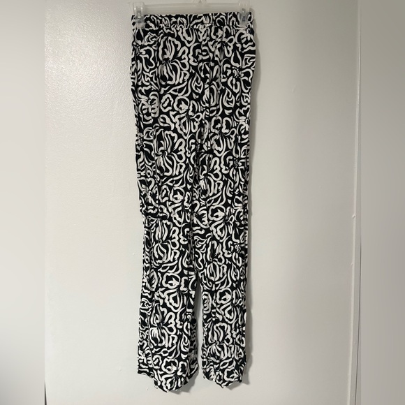 Chic Black and White Patterned Wide Leg Pants - Picture 2 of 4